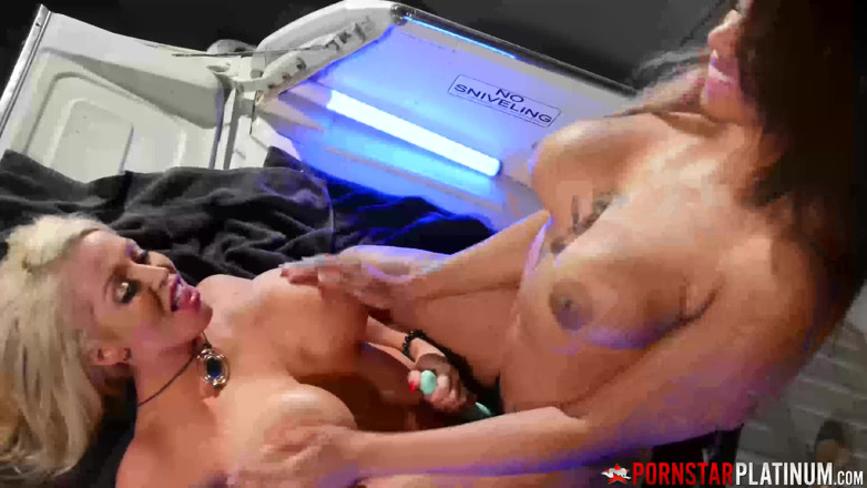 Pornstar Platinum: PORNSTARPLATINUM - Alura Jenson fode negra lésbica Halle Hayes com brinquedos