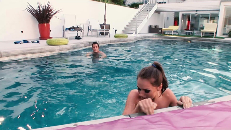 BestPorn85: Tori Black disfruta de una follada junto a la piscina...