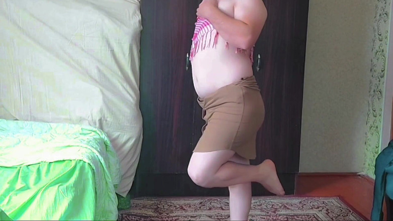 Kitty_Cross: かわいいシシーが長いパステルカラーのウィッグを優しくブラッシングする