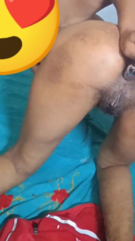 Scopata anale nudo con plug anale ragazza da sola