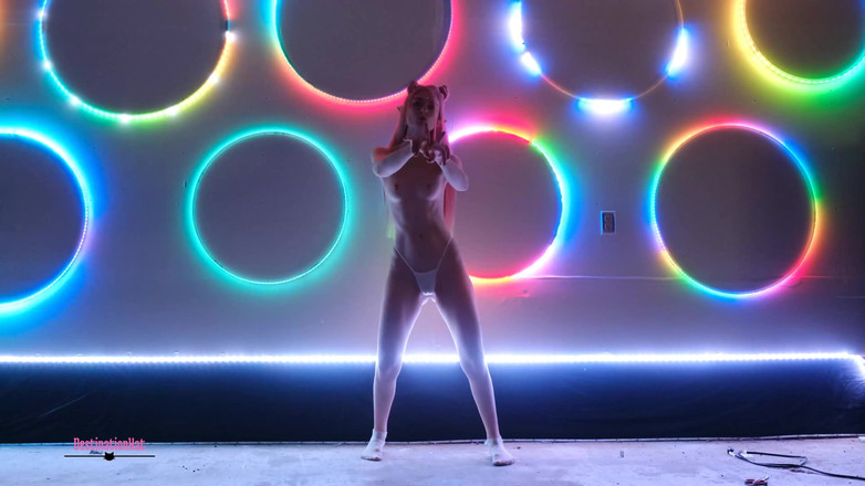 Destination Kat: Hula Hoop Menari Dan Bergambar Tanpa Bunyi