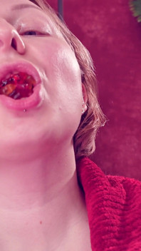 ASMR : Manger des bonbons en gelée Teddybears. Mastication. Bouche en gros plan.
