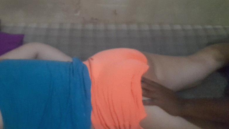 Angelina pop: Das hochzeitskleid einer frau mit einem rasierten stirnband