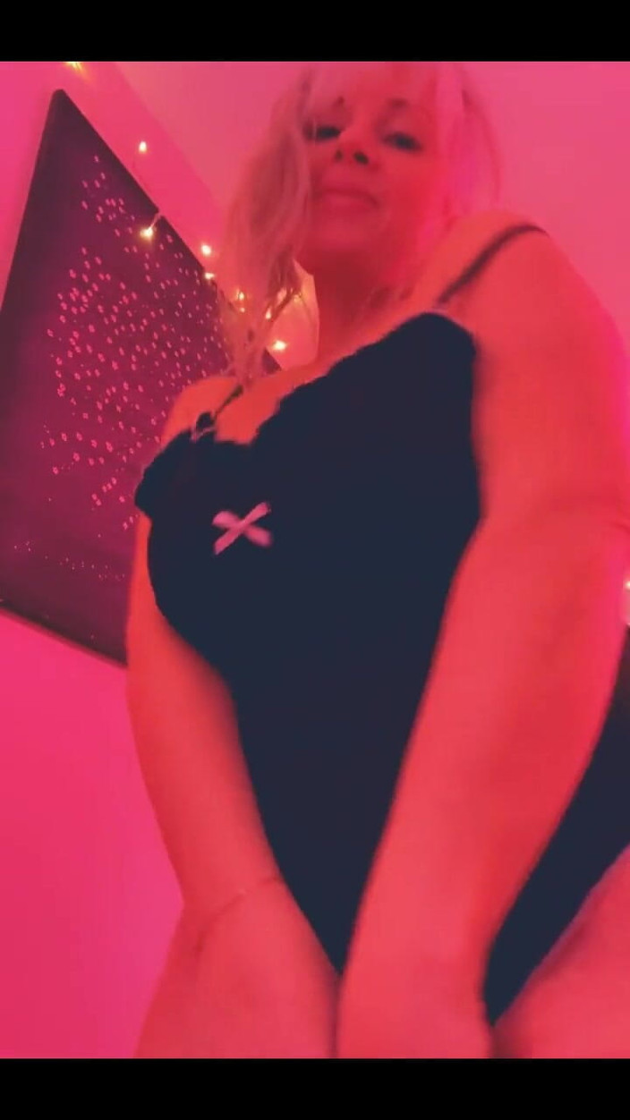 PaintedRose: बिना रोक के कपड़े उतारने का आग्रह - क्लब सामग्री जलती हुई है!