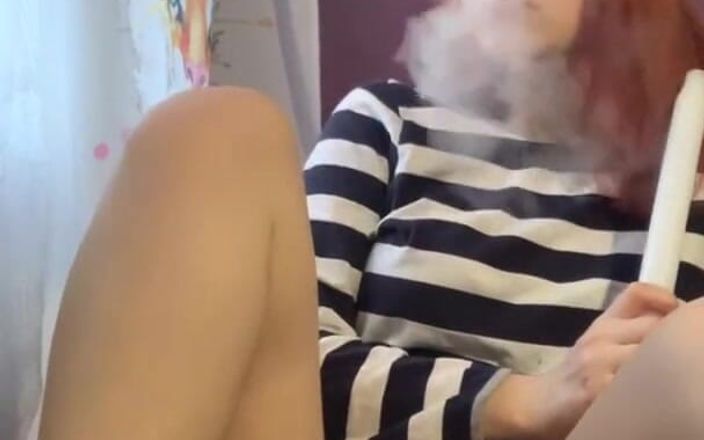 WhoreHouse: 阴户多汁的红发女孩抽水烟并抚摸她的阴户