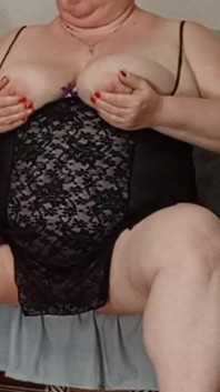 Suegra juega con sus tetas y coño con sus manos