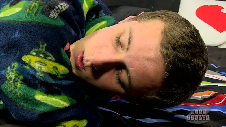 Bare Twinks: Bentley taze çıplak delik alıyor