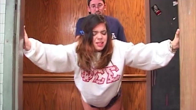 Bangora sluts: Brunett MILF Kelly rider kuk i cheerleaderuniform
