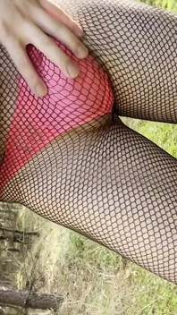 Con điếm tuổi teen đi bộ và khoe hàng với người lạ