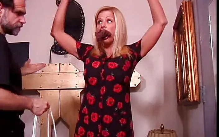 Dark Dungeon Secrets: Blondine met een lekker rek krijgt haar tieten geplaagd door...
