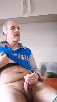맑은 플라스틱 컵에 두 번 오줌을 싸고 하드 자지를 존나 빨아