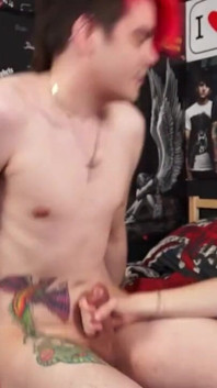 Twink dostane jeho zadek ošukaný velkým čůrákem
