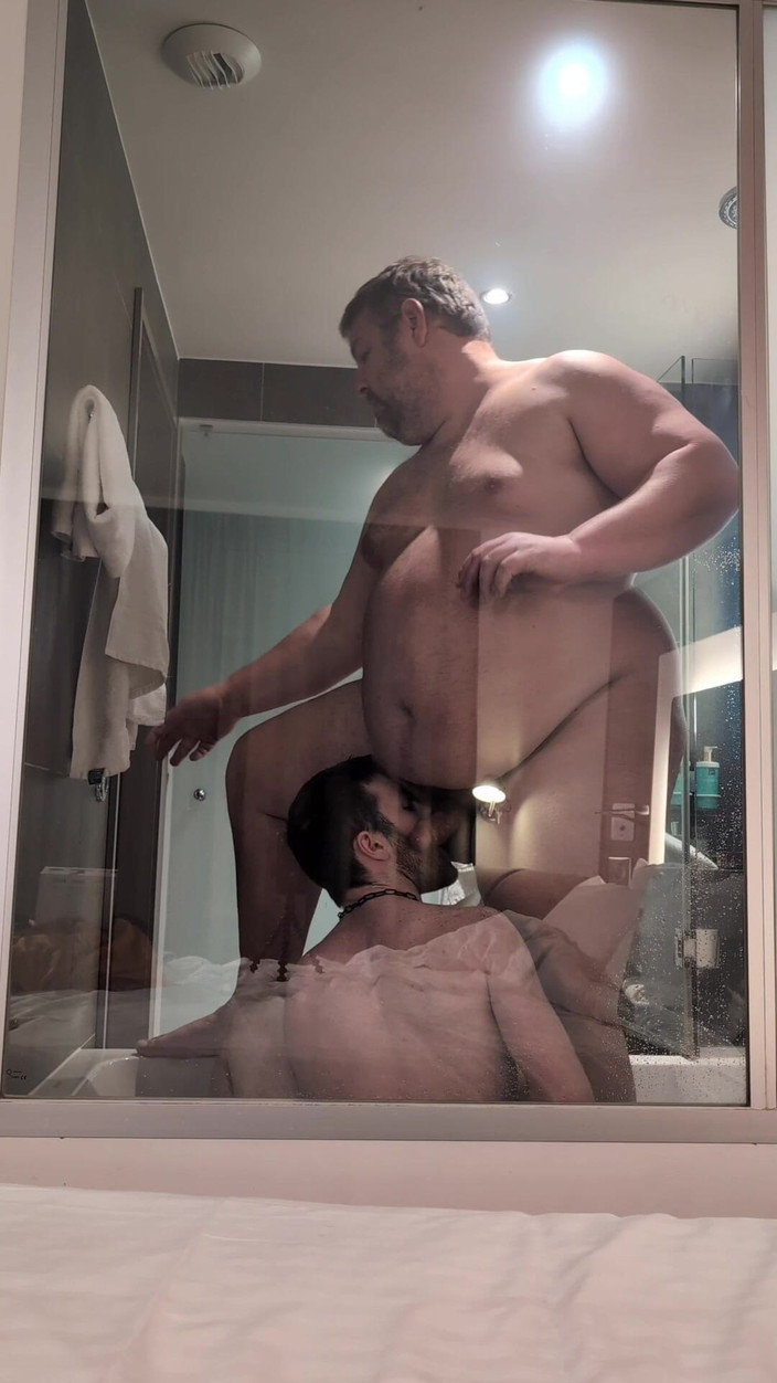 Mart_the_cat: Üvey babam beni banyoda sikiyor