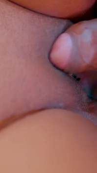 Cette MILF à gros nichons a besoin de sexe tôt le matin avec son voisin