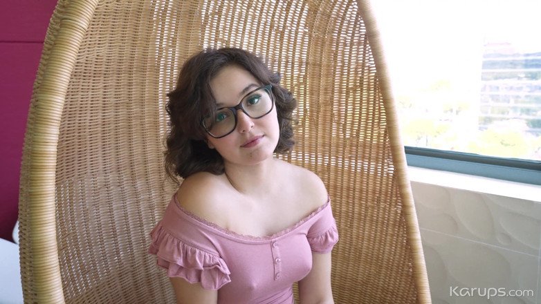 Karups POV: Calda ragazza nerd si prende una pausa dai compiti con...
