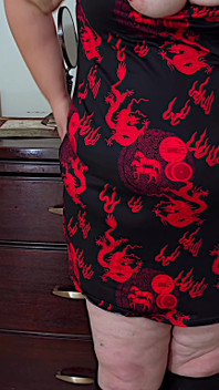 Une MILF blanche mature à gros cul montre ses gros seins dans une mini-robe sexy - BBW SSBBW