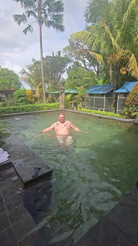 Jimbob masturbándose en la piscina