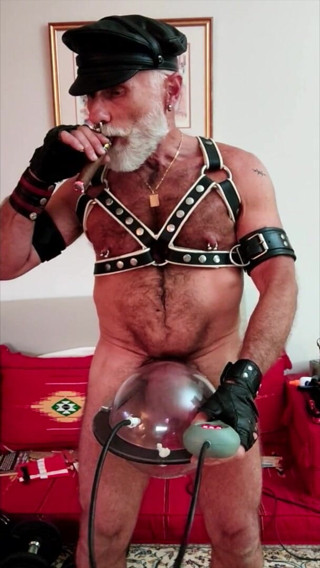 MusclesCigarsFFPig: Bear si succhia e fuma il suo sigaro