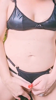 En primer plano en mi pequeño coño mojado afuera