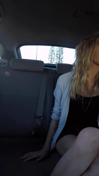 Chuda blondynka nastolatka z małymi naturalnymi cyckami zerżnięta w Uber Car