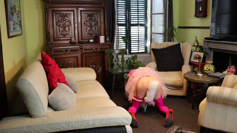 Sissy Dee Dee: Maricas Empregada Dee Deveria Estar Limpando, Mas Ela Não Pode...