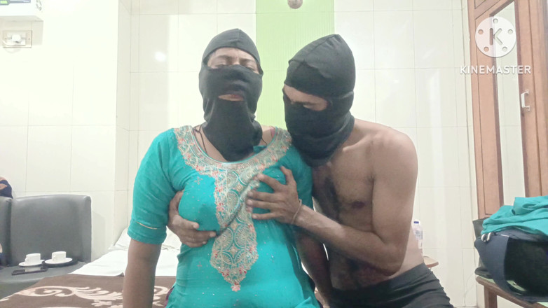 Poojakabir: 私の妻はyoutubeのジャングルで別の男に犯されています。