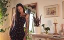 Effy Loweell studio: 美丽的Instagram模特穿着她的花卉连衣裙看起来非常甜美和性感