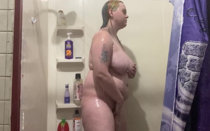 Renee Sakuyas Studio: Masturbare la duș.