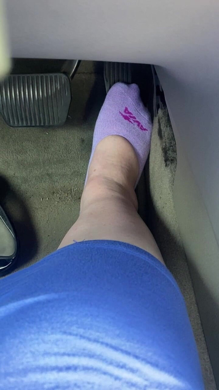 BellaBlast: Накачка педали в фиолетовых носках