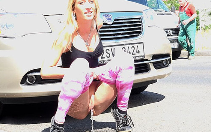 Puffy Network: Summer Heat van Got2Pee waar meisjes komen naar piszomerhitte van...