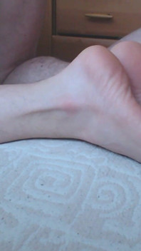 Ejaculare pe picioarele lui Sweet Twink (98 9)
