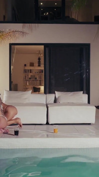 Kdo koho hraje? Lady Ana s penisem v zadku si užívá stříkání
