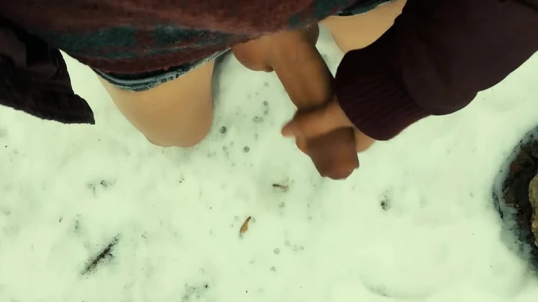 Idmir Sugary: Stříkání na přátele, nepořádek poté, co si vyhoní Venku