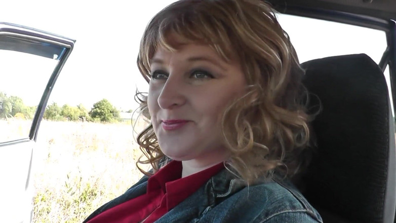 XXX-Platinum: Milf follada a lo perrito en el coche con asiento...