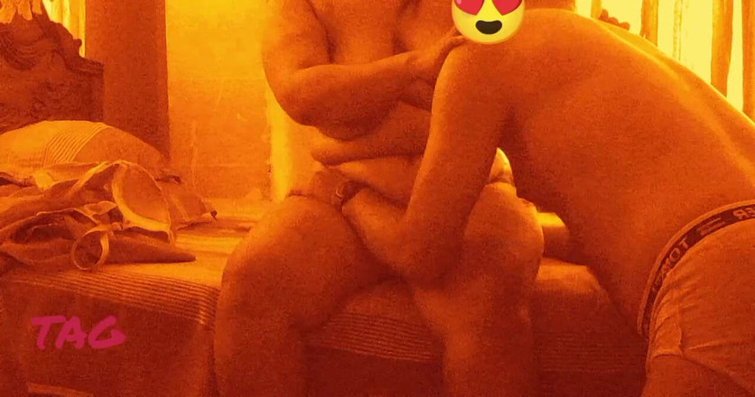 Teensex: Sexy přítelkyně s velkými prsy vždy přitahovala přítele velký penis.