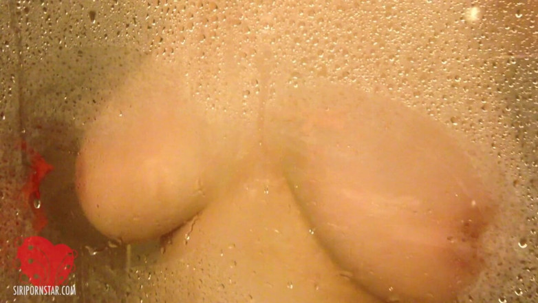 Siri Pornstar: La star du porno Siri incroyable exhibe ses seins géants...