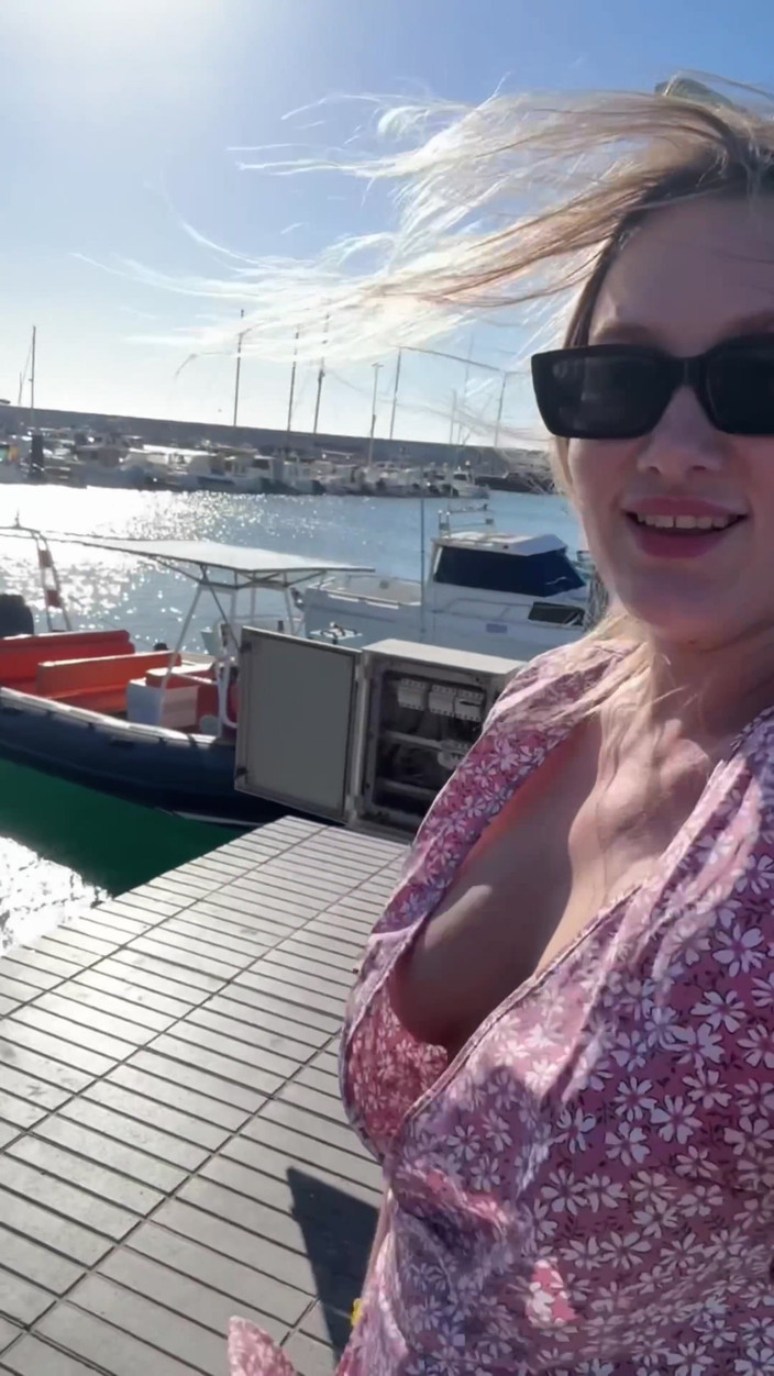 Emma Voyeur: Dívka Bez Kalhotek Ukazující Kundičku a Prsa Veřejné Kompilace