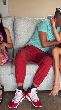 Pasangan swinger bertemu untuk pertukaran istri dan bercinta dengan penuh gairah di sofa yang sama