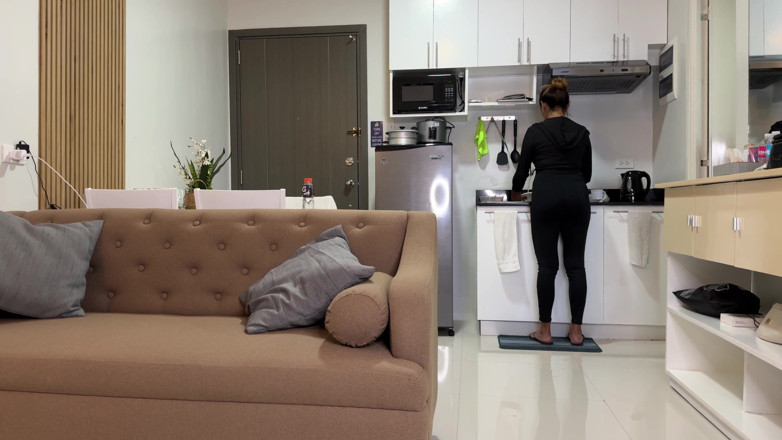 Winter_steph: Awek kolej nakal mengongkek teman lelakinya di sofa di hadapan...