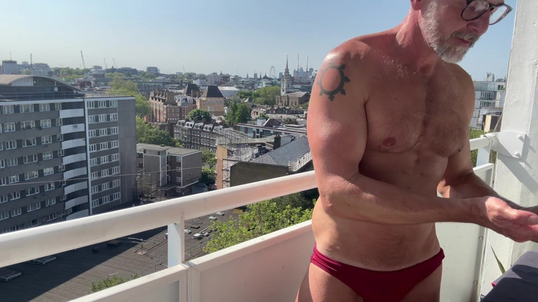 Sinn Silver: Papa En Plein Air Se Branle En Solo