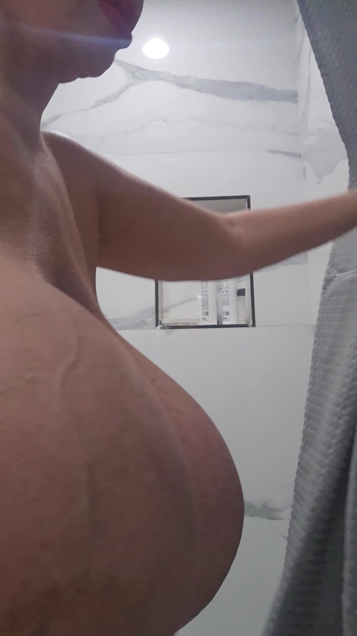 Claudia Marie: Chubby GILF Bimbo Peeing