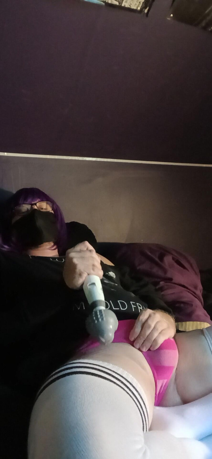 Raven LeSynn: Vibrator melancap dan pancut melalui seluar dalam dengan Raven Letrap