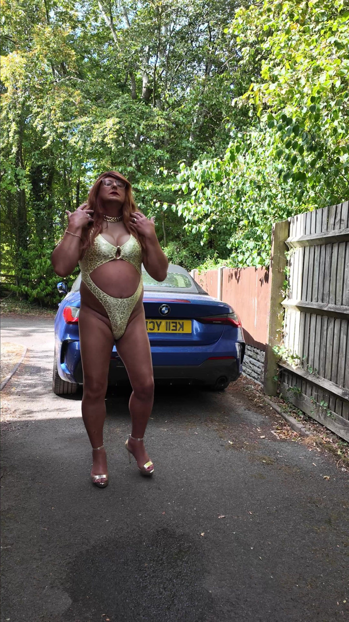 Kellycd2022: Sexy Crossdresser Kellycd2022 v mých bílých a zlatých plavkách a...
