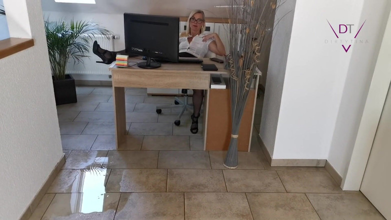 Dirty Tina: Pee in the office!