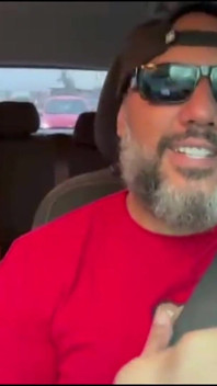 Ho chiesto all'autista dell'app Uber di scoparmi la figa al motel, gli ho dato un buon assaggio