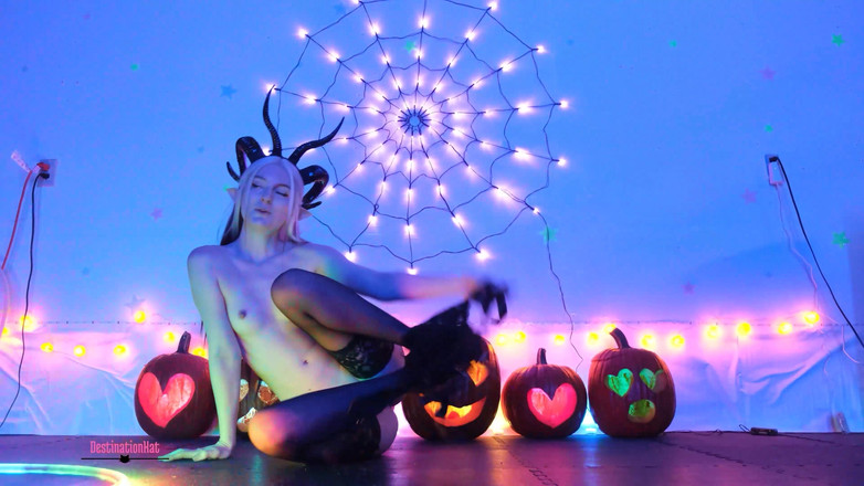 Destination Kat: Ztlumená kompilace halloweenského tance a hoopu