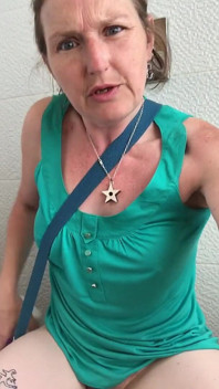 レイチェル・リグラーの公衆トイレでの巨大な小便、大きなレトロな茂みを持つ青い目の美女
