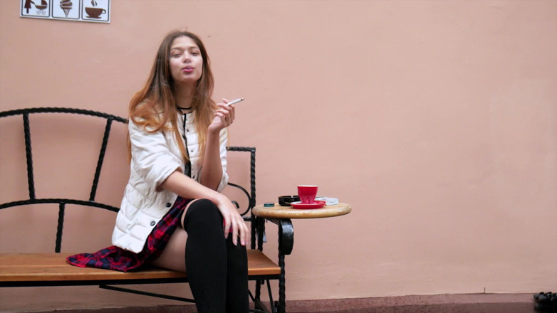 Russian Smokers: Дикая Русская Крошка Курит Сигарету, Натурные Вибраторы