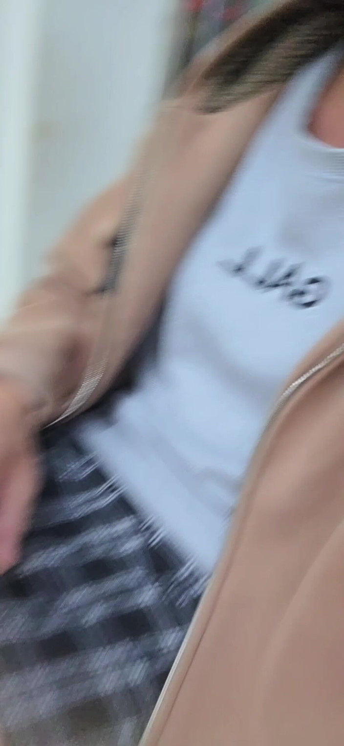 Taiwancdgirl: 在户外拉起了裙子，希望你的插入