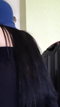 Meine versaute stieftochter stieg unter meinen rock und brachte mich zum orgasmus, während mein ehemann bei der arbeit war